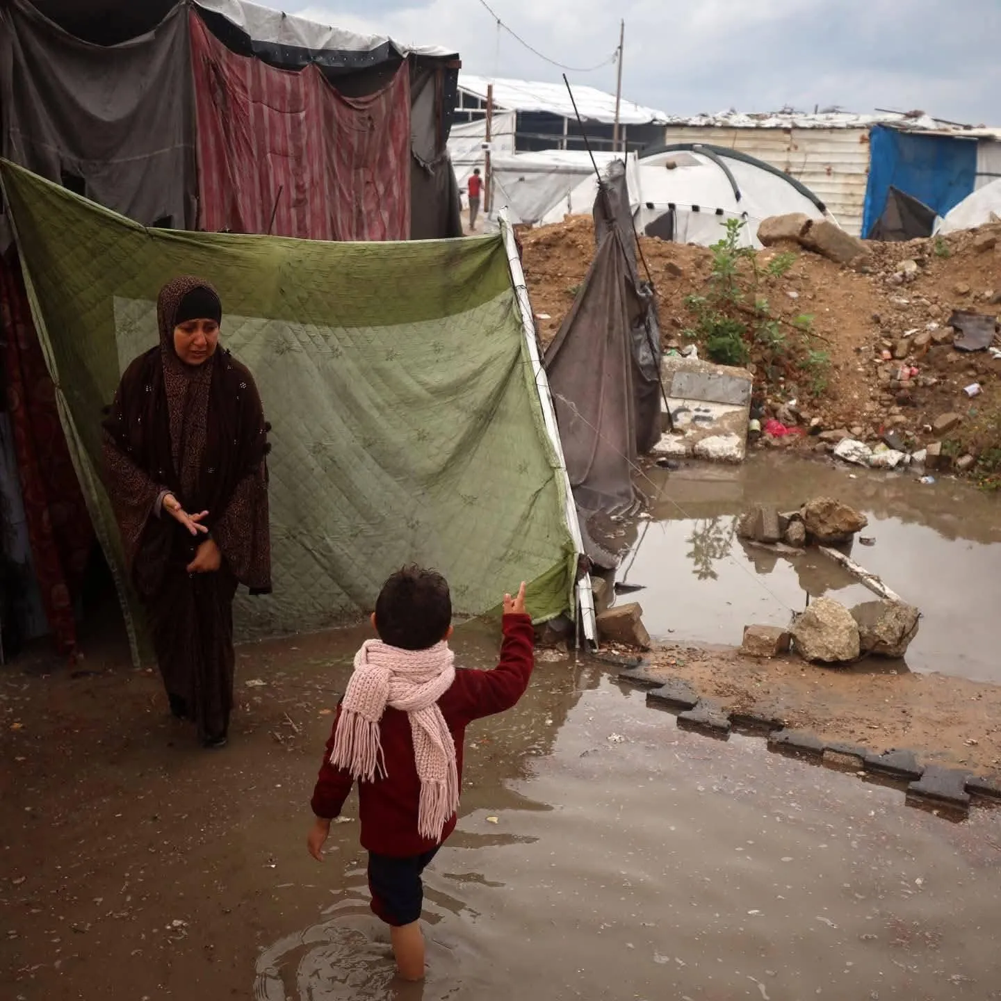 الأمطار تزيد معاناة النازحين في غزة وتغرق خيامهم المهترئة